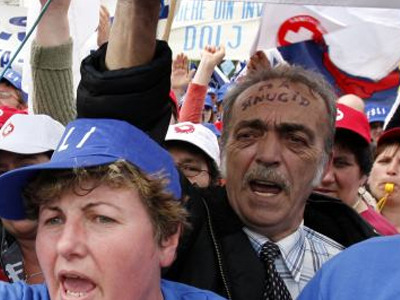 Στους δρόμους οι Ρουμάνοι εκπαιδευτικοί